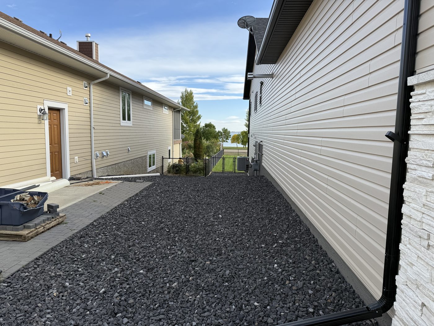 Low-maintenance rock bed along the side of a house